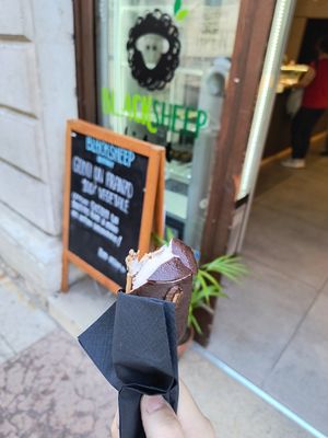 Mini magnum caffè e crema di arachidi at Black Sheep Raw • Vegan Lab & Bistrot in Trento