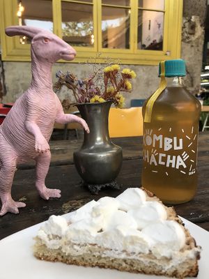 Pie de limón y kombucha de limón  at Viveg in Santiago