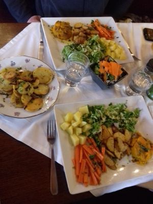 2 assiettes veggie (vegan) 17.90€ et une assiette de pommes de terre sautées 4.50€ at La Salamandre in Etretat