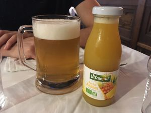 Biobier en ananassap  at La Salamandre in Etretat