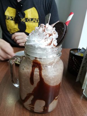 Vegan oreo milkshake 🍫 at The Flame Tree Cafe in Dundee