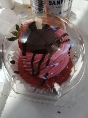 Vegan strawberry cupcake at The Great British Cupcakery in Newcastle Upon Tyne