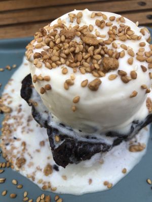 Brownie con helado de vainilla. El mejor que he probado en años!  at Veguisima in Mexico City