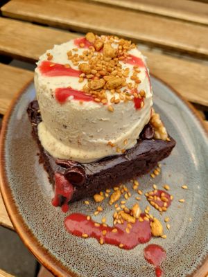 Brownie con helado (maple con nuez) at Veguisima in Mexico City