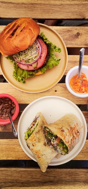 Falafel Burger und Falafel Burrito at Veguisima in Mexico City