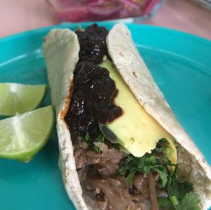 Hoy quiérete con un rico taco de barbacoa de berenjena. 
Berencoa at Veguisima in Mexico City