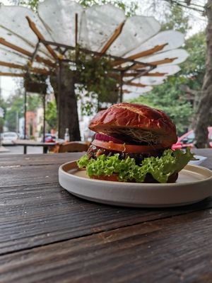 Hamburguesa Jabali 😘 las berenjenas en su punto  at Veguisima in Mexico City