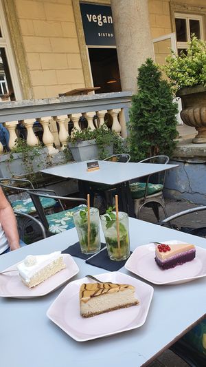 Cakes & Mojitos 😍 at Veganic in Krakow