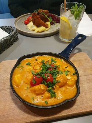 Mac n cheese gnocchi and breaded oystermushrooms at Veganic in Krakow
