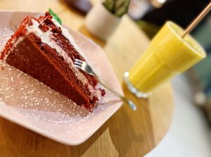 red velvet cake and a yellow smoothie at Veganic in Krakow