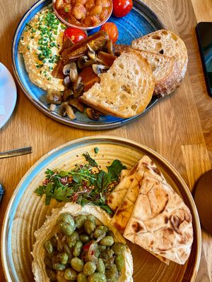 English breakfast & hummus ful at Veganic in Krakow