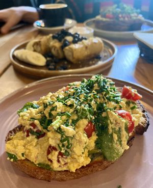TOFU SCRAMBLE BREADK  at Veganic in Krakow