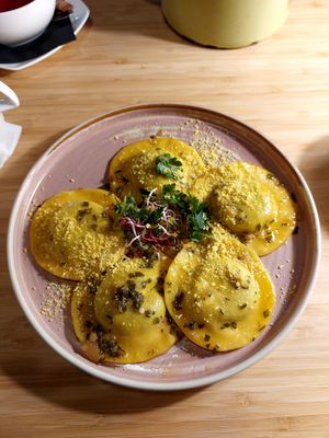 RAVIOLO WITH SPINACH, 
SUN-DRIED TOMATOES 
AND CASHEW RICOTTA at Veganic in Krakow