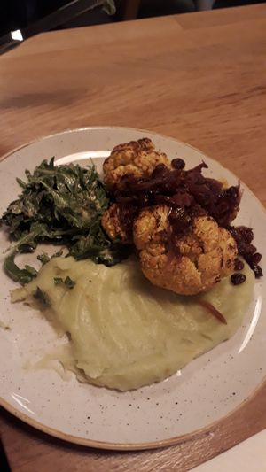 Baked cauliflower with potatoe puree at Veganic in Krakow