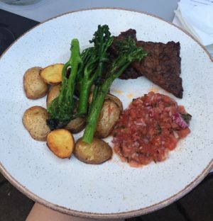 Tempeh with broccoli at Veganic in Krakow
