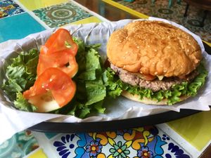 Hamburguesa de frijol con quinoa  at Tomeiro in Leon