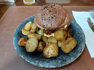 Cheeseburguer vegano com batatas at Casa Raw in Sao Paulo