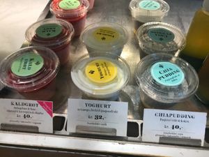 Vegan chia pudding (right), vegan kald grøt(cold porridge, left)  at Godt Brød in Oslo