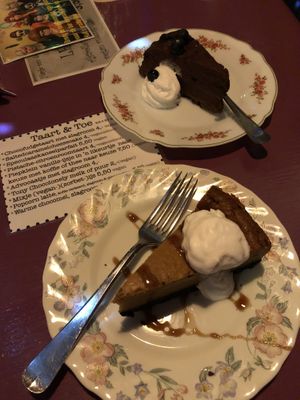 Chocolate fudge cake & salted caramel cheesecake with vegan whipped cream at Kult in Groningen