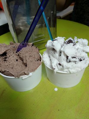 2 tubs of ice cream at La Gelateria del Barri - Born La Ribera in Barcelona
