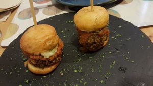 Mini burgers at Cookaluzka in Madrid