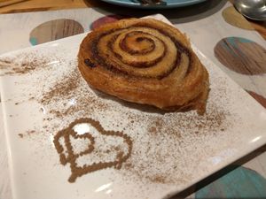 Cinnamon roll at Cookaluzka in Madrid
