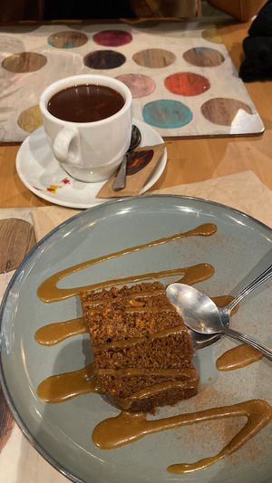 Chocolate caliente con bizcocho de naranja y jengibre.  at Cookaluzka in Madrid