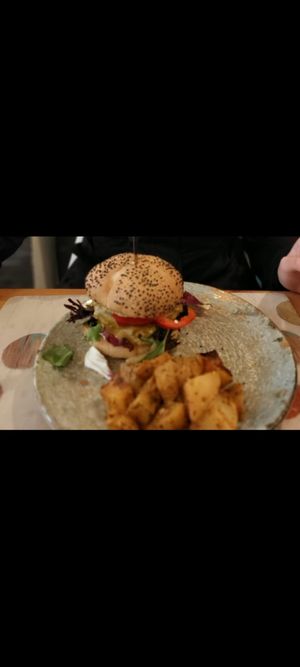 Cook a burger at Cookaluzka in Madrid