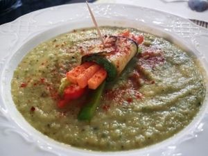 rollitos de calabacin sobre cama de brocolli  at Cookaluzka in Madrid