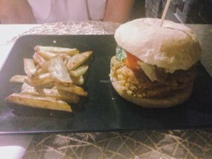 American vegan burger at Cookaluzka in Madrid