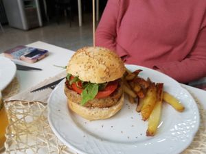 Hamburguesa de berenjena at Cookaluzka in Madrid