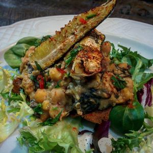 Beans with vegetables at Cookaluzka in Madrid