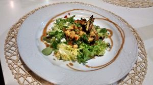 Patacones with salad at Cookaluzka in Madrid