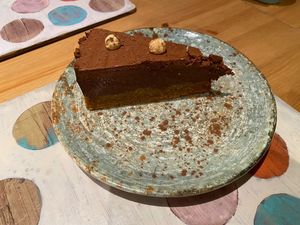 Tarta mousse de chocolate con avellanas  at Cookaluzka in Madrid