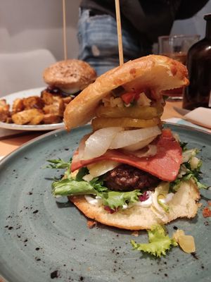 Hamburguesa de donut at Cookaluzka in Madrid