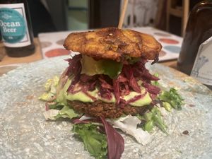 hamburguesa de aluvia y pan de plátano  at Cookaluzka in Madrid