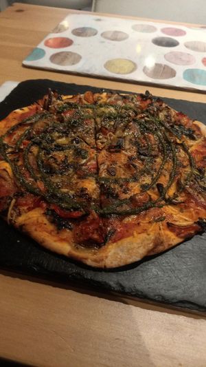 Pizza with green sauce, so nice at Cookaluzka in Madrid