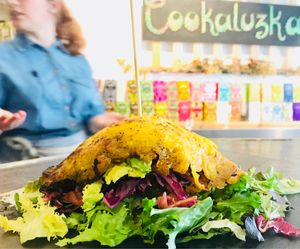 Hamburguesa - sin pan pero con plátano. ¡Rico! at Cookaluzka in Madrid