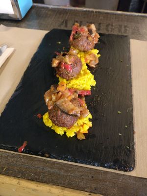 Menù del Día - entree (meatballs) at Cookaluzka in Madrid