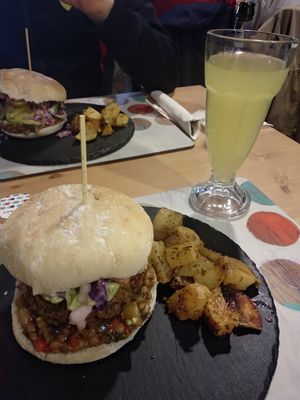 Hamburguesa del día con limonada at Cookaluzka in Madrid