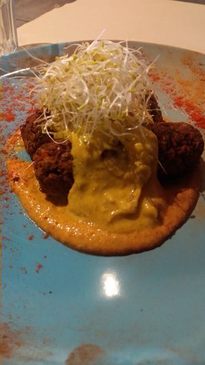 Kaftas con hummus at Cookaluzka in Madrid