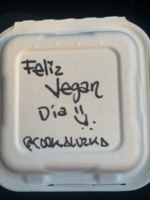 Caja para llevar, te alegra el día el mensaje  at Cookaluzka in Madrid