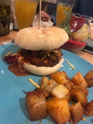 Hamburguesa con patatas  at Cookaluzka in Madrid