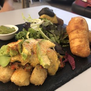 Yuka, tequeños y croquetas de plátano (todo muy rico) at Cookaluzka in Madrid