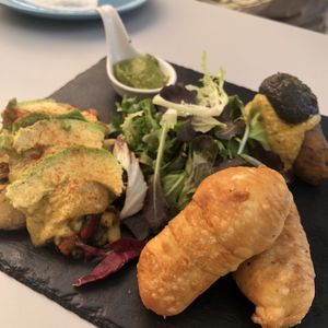 Tequeños, Yuka (izquierda) y croquetas de plátano (derecha) todo súper rico! at Cookaluzka in Madrid