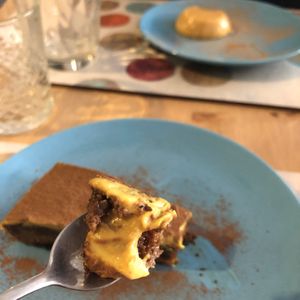 Postre 1 (no me acuerdo) y flan de calabaza al fondo at Cookaluzka in Madrid