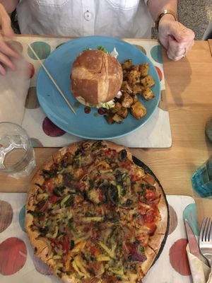 Burger y pizza at Cookaluzka in Madrid