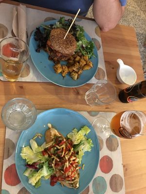 Burger Gourmet y perrito  at Cookaluzka in Madrid