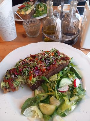 Toast con avocado,cipolle, pomodori secchi e melograno! at Veget in Prague