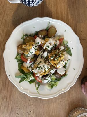 Veganer Salat mit paniertem Blumenkohl   at Veget in Prague